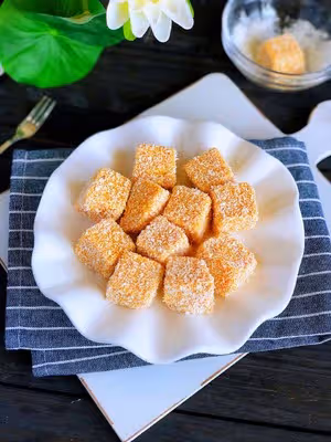 巨簡單的奶香南瓜糕，適合秋天吃的小零食，甜甜糯糯入口即化，小寶寶也能吃