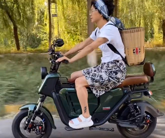 羅嘉良一家定居北京，妻子騎電動車背竹蘿上街買菜，腳上紋身搶鏡