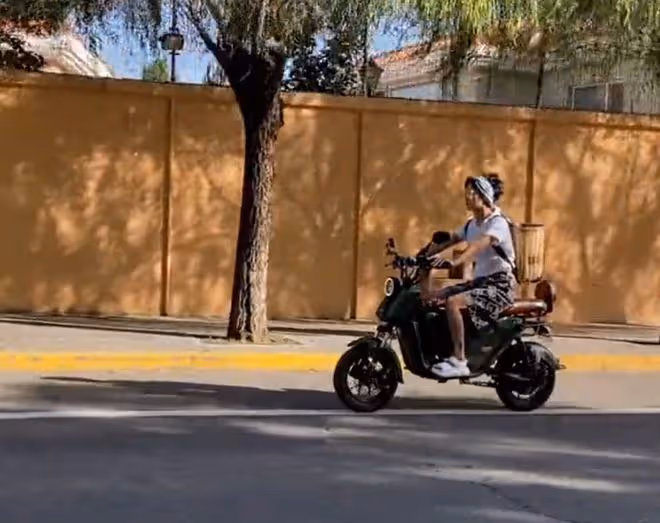 羅嘉良一家定居北京，妻子騎電動車背竹蘿上街買菜，腳上紋身搶鏡