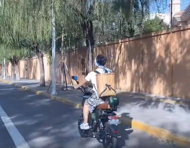 羅嘉良一家定居北京，妻子騎電動車背竹蘿上街買菜，腳上紋身搶鏡