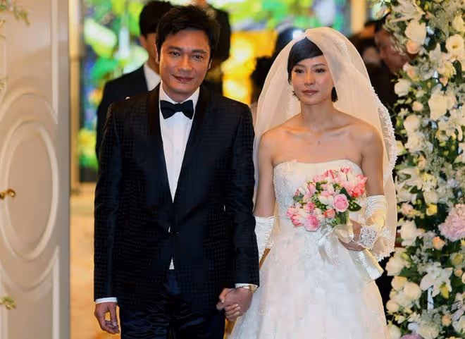 羅嘉良一家定居北京,妻子騎電動車背竹蘿上街買菜,腳上紋身搶鏡