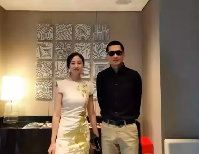 周傑疑戀情曝光,女方曬合影及聊天記錄,鴿子蛋鑽戒預示要結婚?
