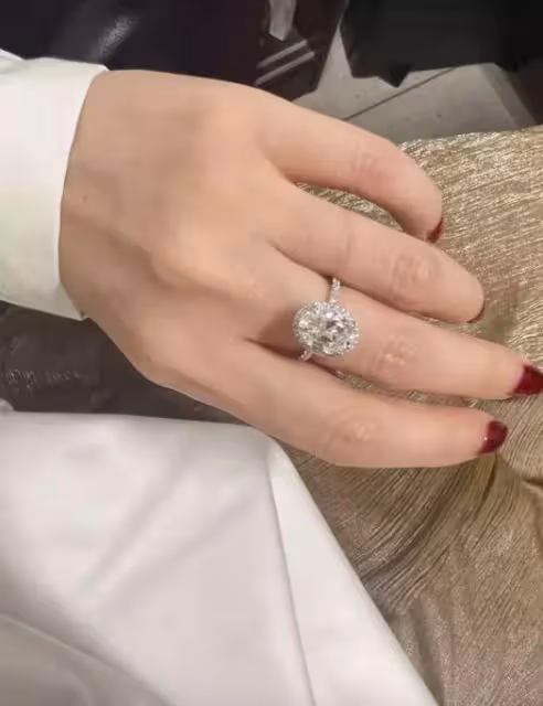 周傑疑戀情曝光,女方曬合影及聊天記錄,鴿子蛋鑽戒預示要結婚?