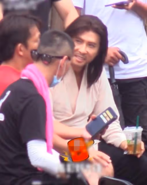 60歲甄子丹扮演喬峰,妝造邋遢不堪,片場練武體力嚴重不足!