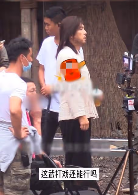 60歲甄子丹扮演喬峰,妝造邋遢不堪,片場練武體力嚴重不足!