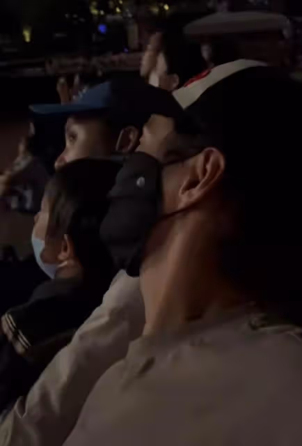 袁弘張歆藝同游迪士尼,張歆藝抱娃隔口罩親老公,袁弘喊累遭吐槽