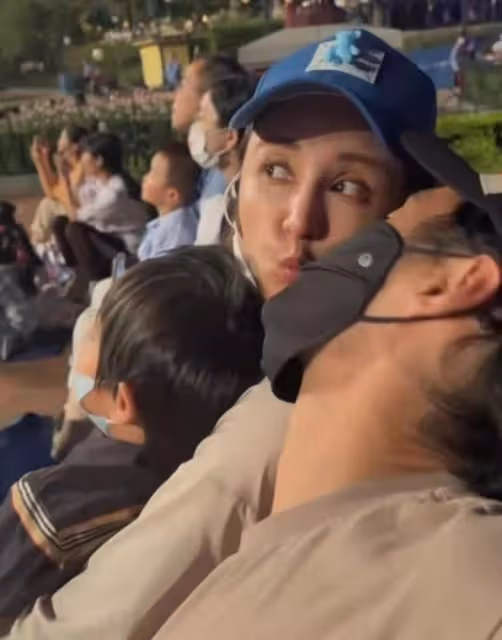 袁弘張歆藝同游迪士尼,張歆藝抱娃隔口罩親老公,袁弘喊累遭吐槽