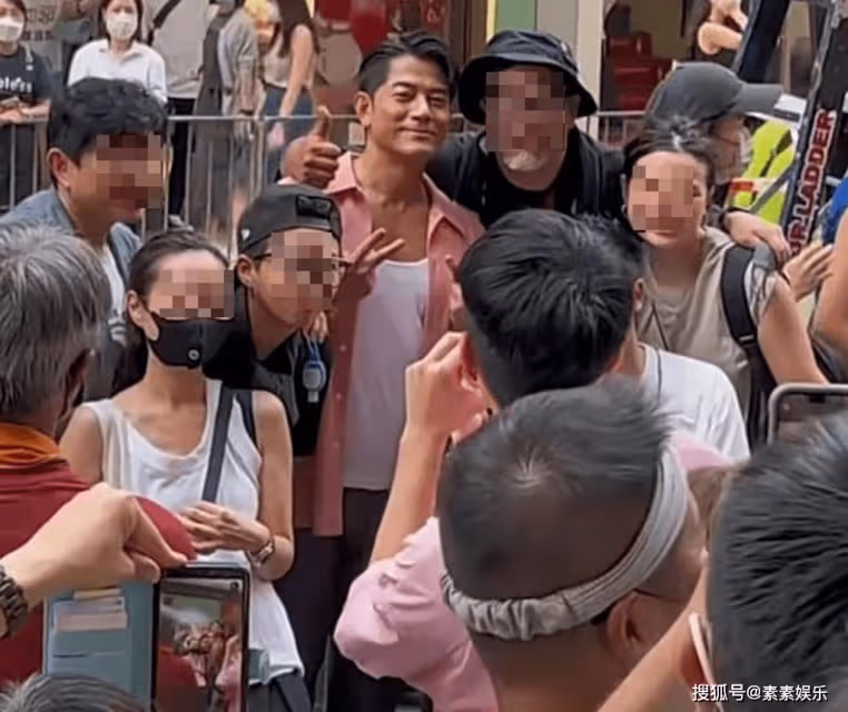 郭富城街頭跳舞被圍觀，56歲穿粉衫顯年輕，笑著與民眾合影