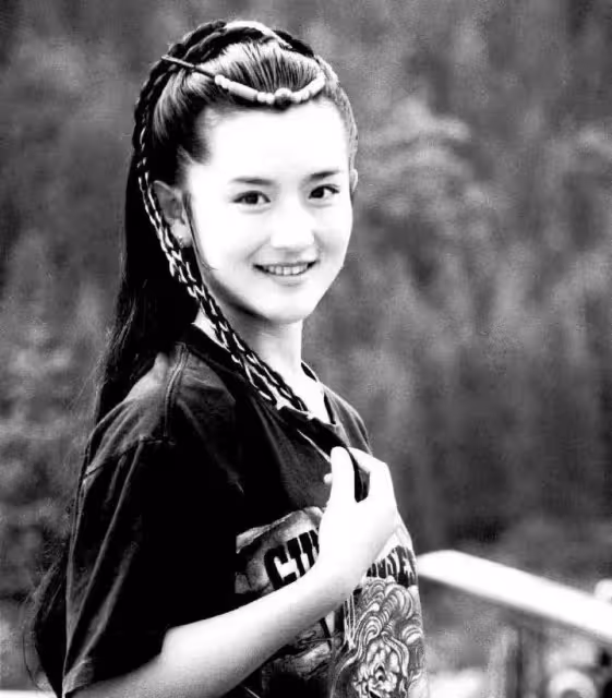 謝娜跑龍套舊照被翻出，臉蛋胖乎乎略顯羞澀，顏值氣質不輸劉亦菲