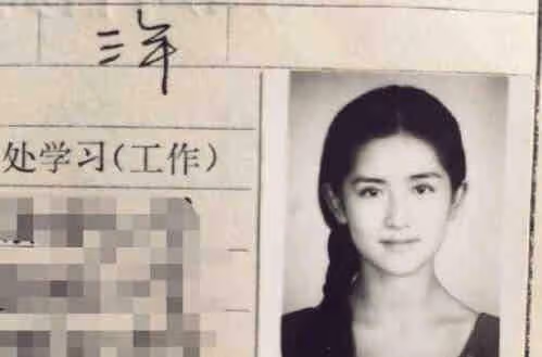 謝娜跑龍套舊照被翻出，臉蛋胖乎乎略顯羞澀，顏值氣質不輸劉亦菲