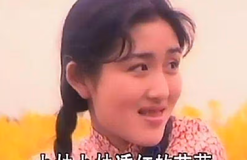 謝娜跑龍套舊照被翻出，臉蛋胖乎乎略顯羞澀，顏值氣質不輸劉亦菲