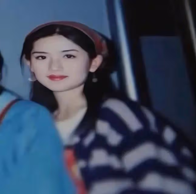 謝娜跑龍套舊照被翻出，臉蛋胖乎乎略顯羞澀，顏值氣質不輸劉亦菲