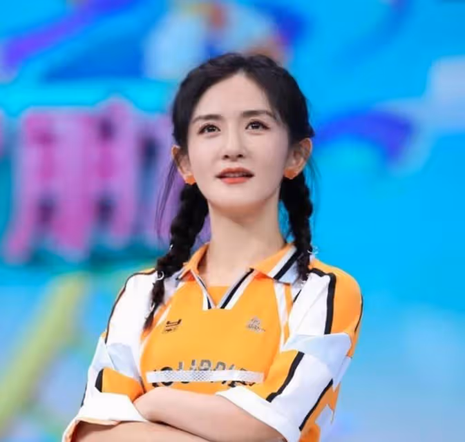 謝娜跑龍套舊照被翻出，臉蛋胖乎乎略顯羞澀，顏值氣質不輸劉亦菲