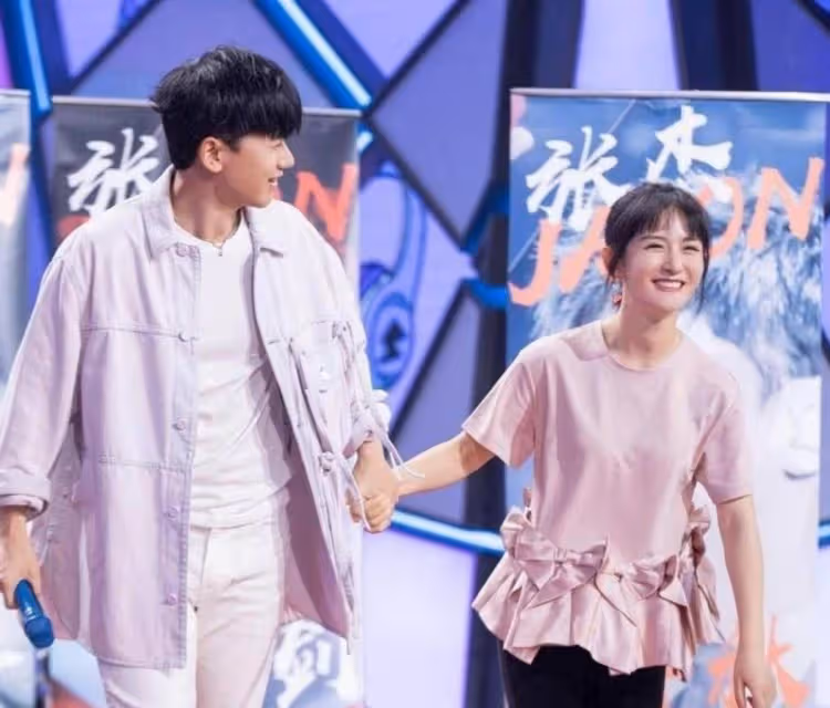 謝娜跑龍套舊照被翻出，臉蛋胖乎乎略顯羞澀，顏值氣質不輸劉亦菲