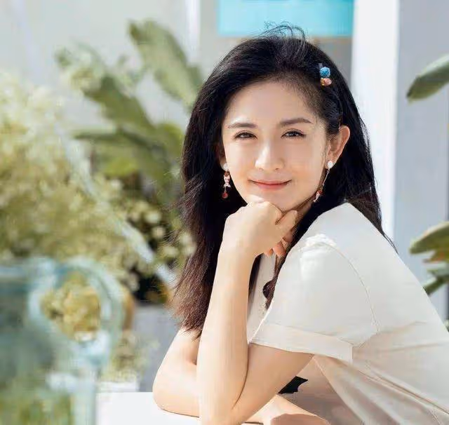 謝娜新綜藝「吹牛」引熱議，稱顏值與鞏俐媲美，遭遇袁詠儀吐槽