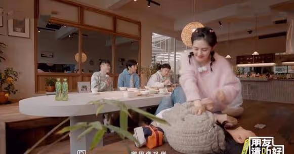謝娜新綜藝「吹牛」引熱議，稱顏值與鞏俐媲美，遭遇袁詠儀吐槽