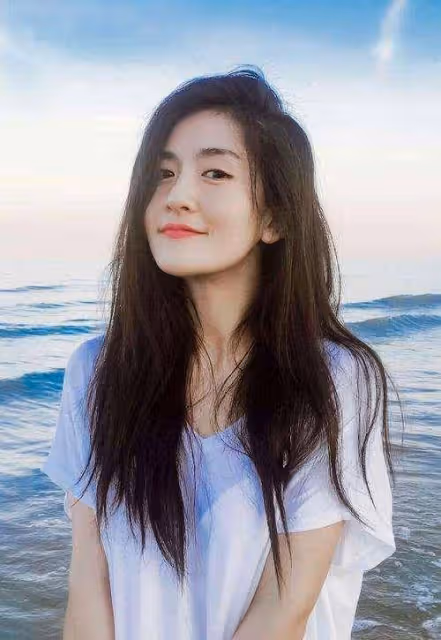 謝娜新綜藝「吹牛」引熱議，稱顏值與鞏俐媲美，遭遇袁詠儀吐槽
