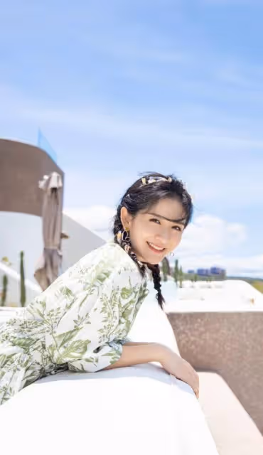 謝娜新綜藝「吹牛」引熱議，稱顏值與鞏俐媲美，遭遇袁詠儀吐槽