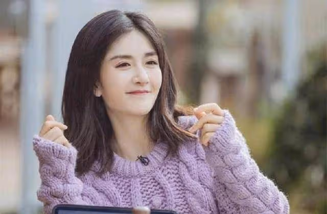 謝娜新綜藝「吹牛」引熱議，稱顏值與鞏俐媲美，遭遇袁詠儀吐槽