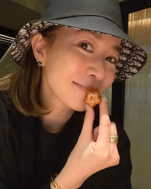 看不出來47歲了！資深女星「凍齡10年沒變過」辣秀蛇腰　健身房「靠雙手上下移動」驚人曲線曝光