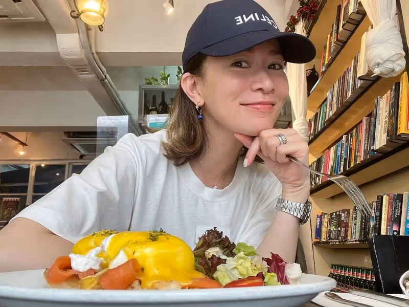 看不出來47歲了！資深女星「凍齡10年沒變過」辣秀蛇腰　健身房「靠雙手上下移動」驚人曲線曝光