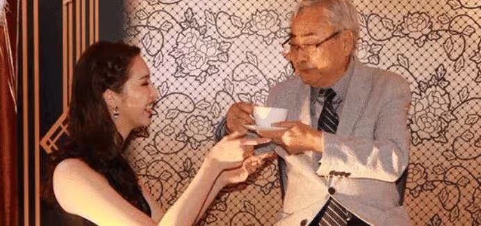 她為還債搭上70歲富豪!每月「拿6位數零花錢」 債務還清後「果斷走人」富豪痛哭:錯付了真心