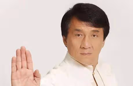 成龍9年前回老家!給父親上完香 在同父異母窮哥哥家中「只坐了15分鐘」做法讓人不解