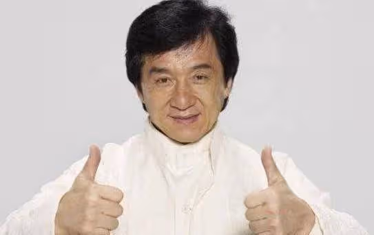 成龍9年前回老家!給父親上完香 在同父異母窮哥哥家中「只坐了15分鐘」做法讓人不解