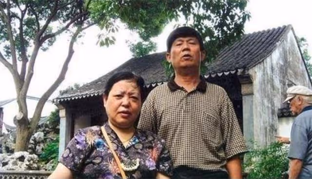 成龍9年前回老家!給父親上完香 在同父異母窮哥哥家中「只坐了15分鐘」做法讓人不解