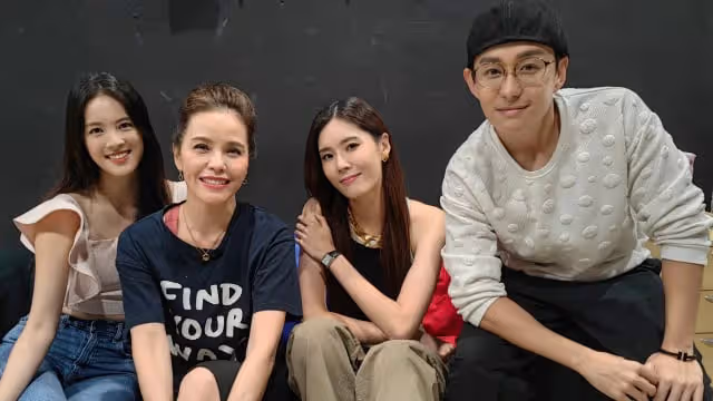 緊緊相擁，緊握他的手！鄭惠玉甜慶結婚21周年