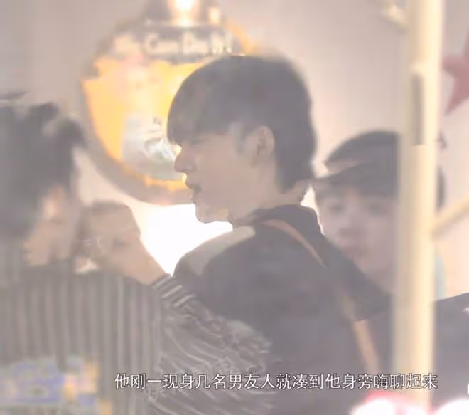 曝26歲男星深夜聚會搭訕美女,女方長腿白嫩,對瓶飲酒一同回家