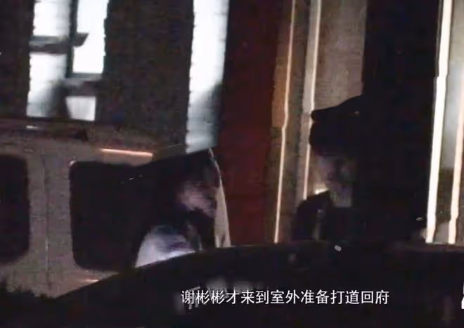 曝26歲男星深夜聚會搭訕美女,女方長腿白嫩,對瓶飲酒一同回家