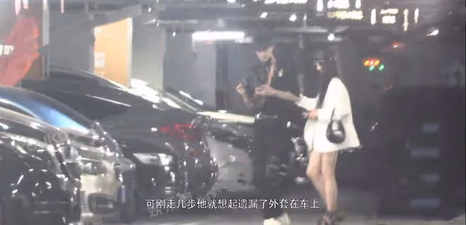 曝26歲男星深夜聚會搭訕美女,女方長腿白嫩,對瓶飲酒一同回家