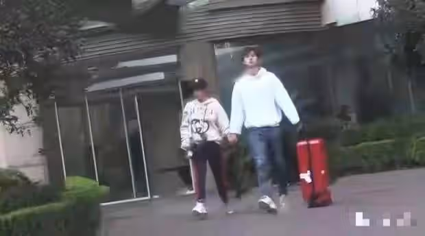 曝26歲男星深夜聚會搭訕美女,女方長腿白嫩,對瓶飲酒一同回家