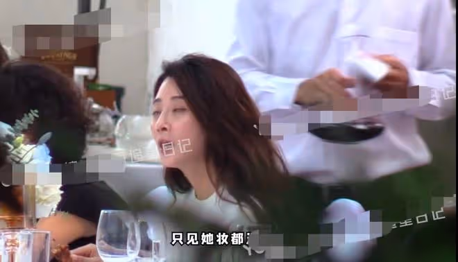 殷桃外出與好友聚會,素顏出鏡黑眼圈明顯,用手吃飯毫不顧忌形象
