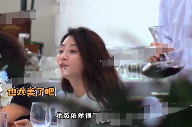 殷桃外出與好友聚會,素顏出鏡黑眼圈明顯,用手吃飯毫不顧忌形象