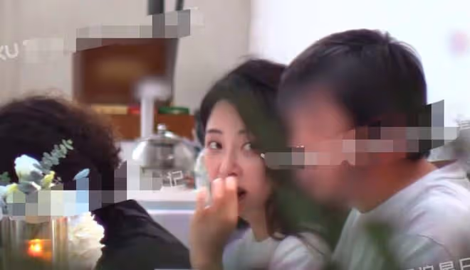 殷桃外出與好友聚會,素顏出鏡黑眼圈明顯,用手吃飯毫不顧忌形象