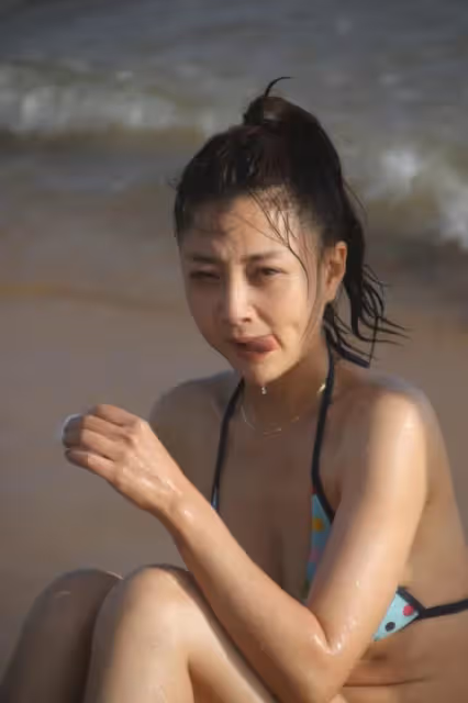 殷桃外出與好友聚會,素顏出鏡黑眼圈明顯,用手吃飯毫不顧忌形象