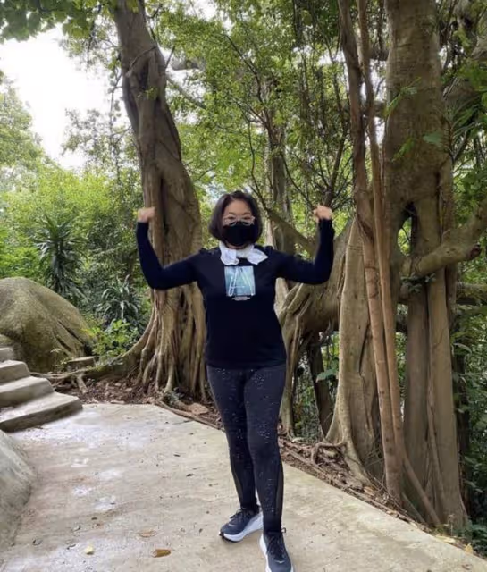 71歲TVB女星突發咳血!高燒39度渾身發冷,周潤發曾勸其爬山健體