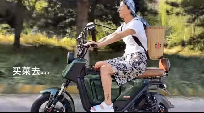 羅嘉良老婆騎千元電動車買菜!背背簍紋身矚目,一家三口定居北京