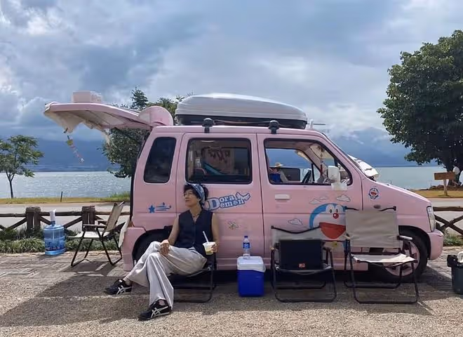 羅嘉良老婆騎千元電動車買菜!背背簍紋身矚目,一家三口定居北京