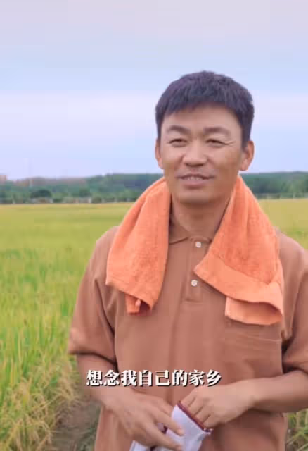 40歲王寶強下地干農活,皮膚黝黑手法嫻熟,戴手套割稻穀慘遭調侃