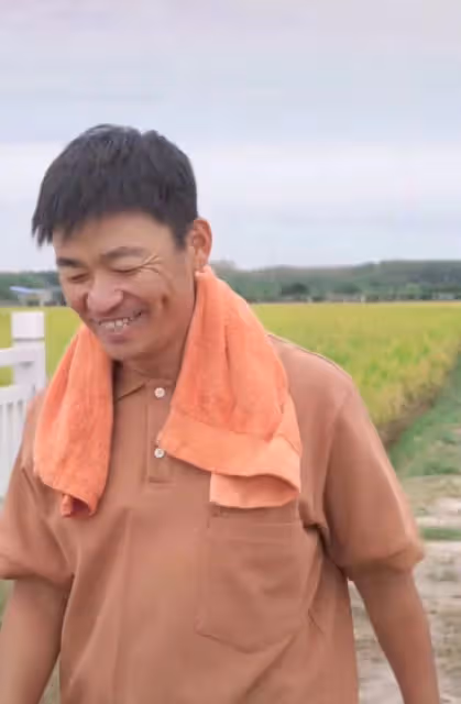 40歲王寶強下地干農活,皮膚黝黑手法嫻熟,戴手套割稻穀慘遭調侃