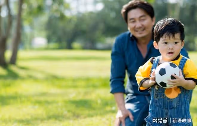 父親拋妻棄女15年,老了帶一幫親戚逼妻女養他,女兒怒罵:畜生滾