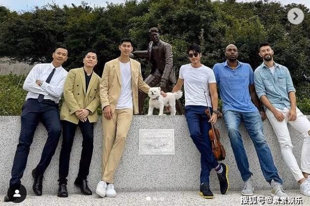 毛加恩在高以翔墓地合影，二哥高宇橋帶著寵物狗一同出席