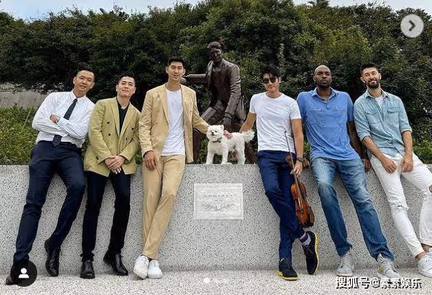 毛加恩在高以翔墓地合影,二哥高宇橋帶著寵物狗一同出席