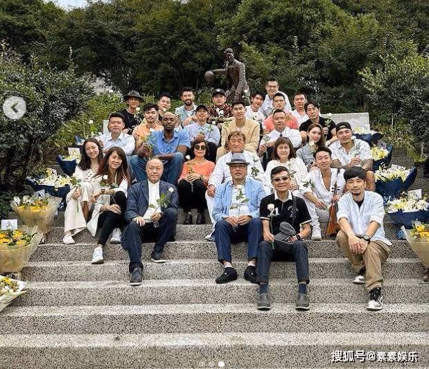毛加恩在高以翔墓地合影,二哥高宇橋帶著寵物狗一同出席