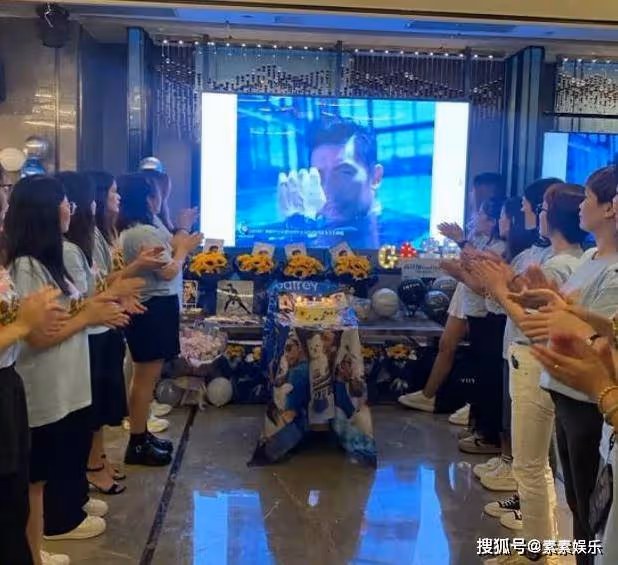 毛加恩在高以翔墓地合影,二哥高宇橋帶著寵物狗一同出席