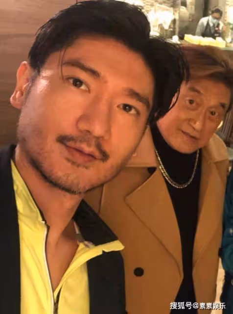 毛加恩在高以翔墓地合影,二哥高宇橋帶著寵物狗一同出席
