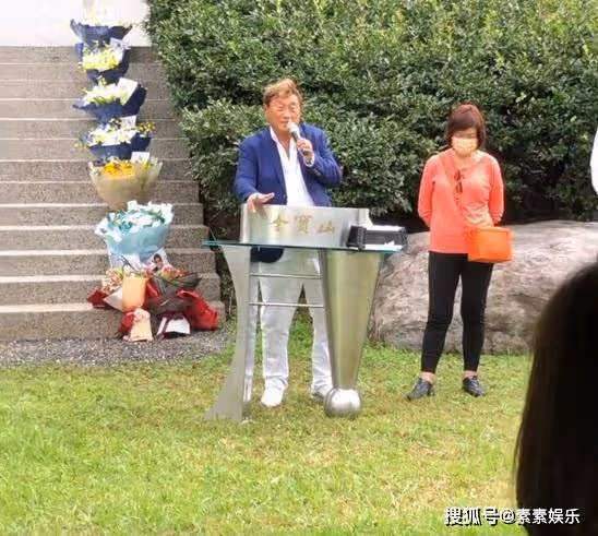 毛加恩在高以翔墓地合影，二哥高宇橋帶著寵物狗一同出席